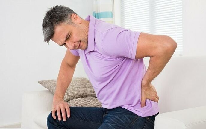 La douleur pelvienne est un symptôme courant de la prostatite chronique chez les hommes