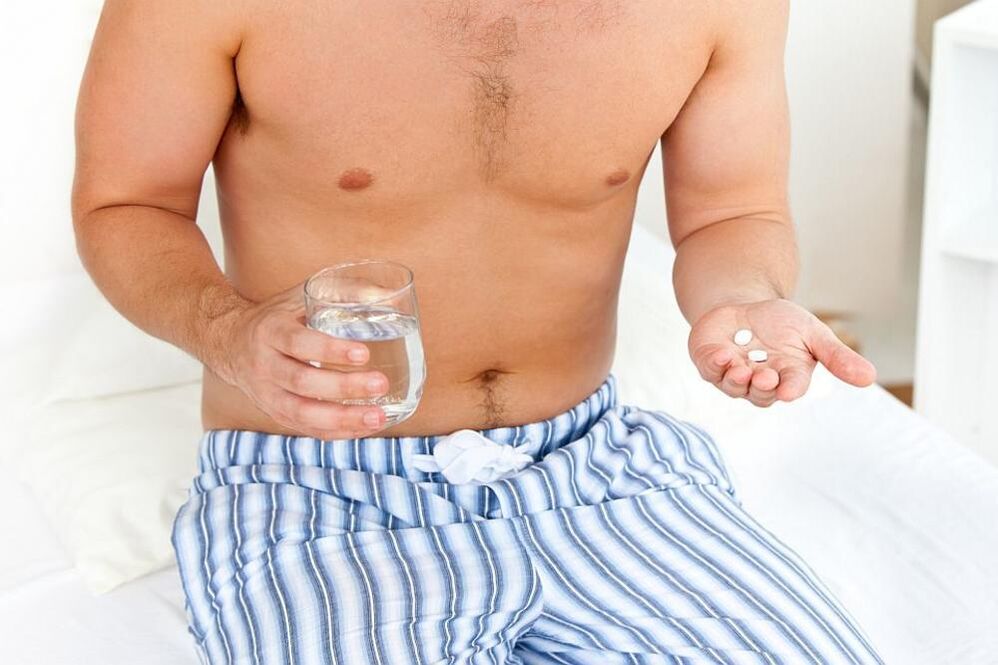 Un homme prend des comprimés contre la prostatite